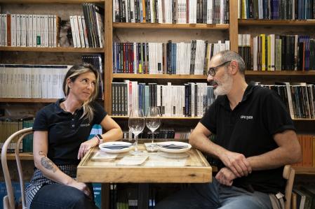 Crisitina Martínez y Raimon Quera en Llibreria Espai Quera, Libros y platillos.