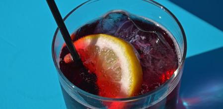 El tinto de verano suele prepararse con vino tito y gaseosa a partes iguales, abundante hielo y rodajas de limón