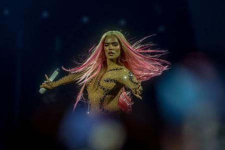 Karol G durante una actuación en el Santiago Bernabéu en julio de 2024 