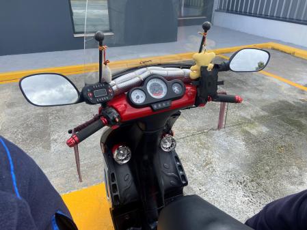 Motocicleta con manillar alterado&nbsp;