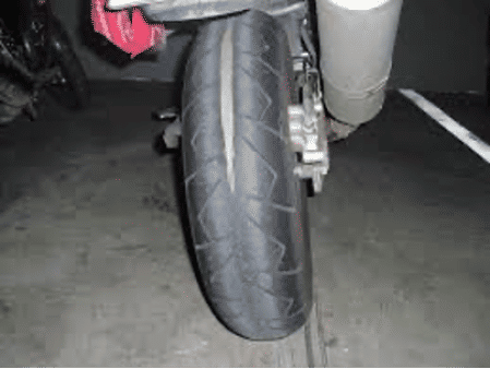 Motocicleta sin banda de rodadura en un neumático&nbsp;