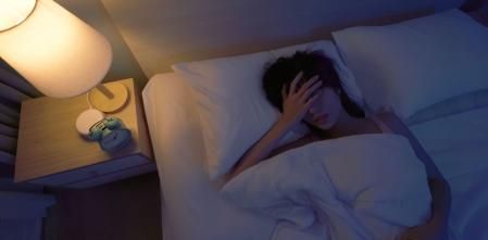 Una joven con problemas para dormir y descansar&nbsp;