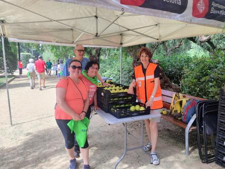 Senderistas y voluntarios en el puesto de avituallamiento.