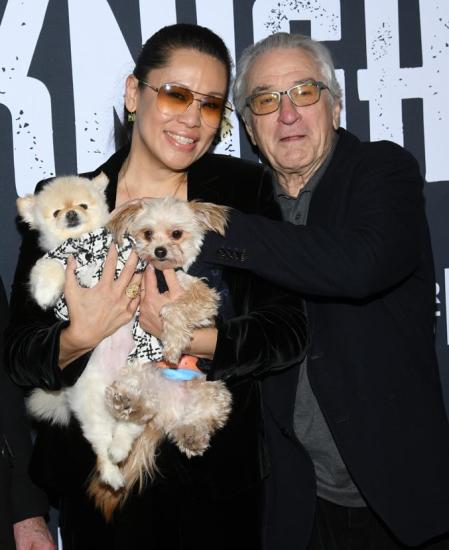 Tiffany Chen y Robert De Niro con Lily y&nbsp; Ansy en el estreno de 'The Alto Knights' en Nueva York