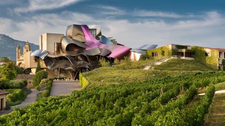 El hotel de la bodega Marqués de Riscal es un diseño del arquitecto canadiense Frank Gehry, autor también del Museo Guggenheim de Bilbao