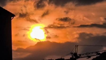 Puesta de sol entre nubes en Olot.