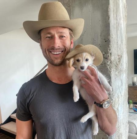 Glen Powell con su cachorro adoptado, Brisket