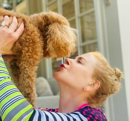 Nicole Kidman con su caniche, Julian