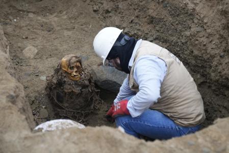 Un arqueólogo trabajando en la excavación de la tumba&nbsp;