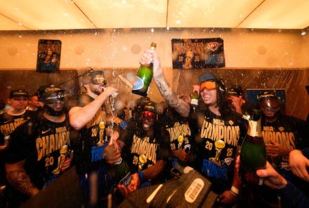 Fiesta de los Thunder en el vestuario