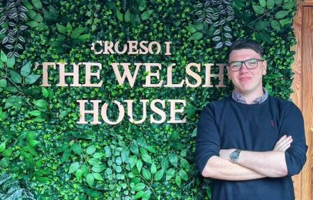 El joven actuó rápido para salvarle la vida a la clienta del restaurante