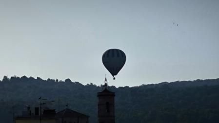 El globo sobrevolando la iglesia de Sant Esteve de Olot.