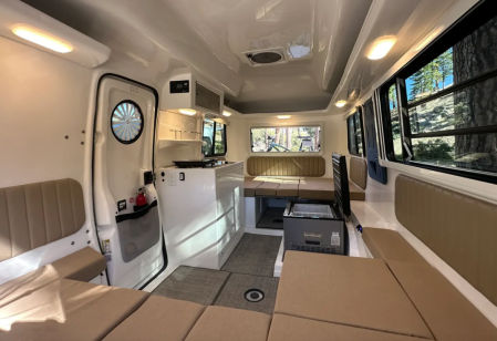 El interior sorprende por su amplitud y diseño inteligente, que aprovecha cada rincón para brindar comodidad y espacio&nbsp;