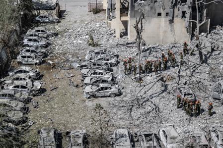 Restos del último bombardeo iraní antes del alto el fuego, en la ciudad de Beersheba