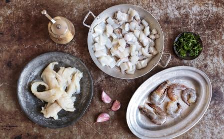 Ingredientes para las albóndigas de sepia, langostinos y merluza
