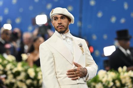 El piloto británico Lewis Hamilton, vestido de Grace Wales Bonner, fue uno de los copresidentes de la gala del Met 2025, celebrada el pasado 5 de mayo en el Metropolitan Museum de Nueva York&nbsp;