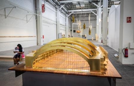 Imagen de 'Fabular paisajes', con la obra de Daniel Lie al fondo