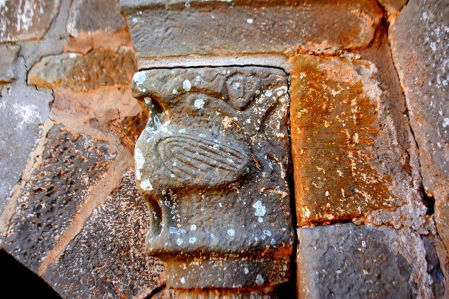 Detalle de un capitel de la iglesia de Sant Pere.