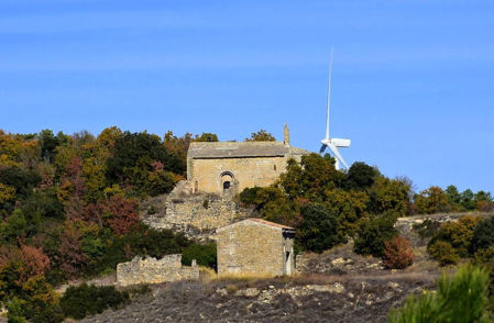 Iglesia de Sant Pere en el lado oeste.