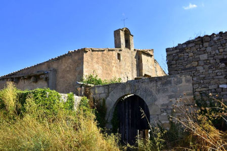 Mas Savella con su iglesia en el interior de la casa.