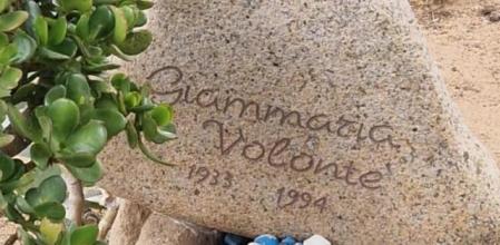La tumba del actor Gian Maria Volonté en el norte de Cerdeña