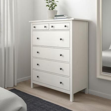 Cómoda HEMNES de IKEA