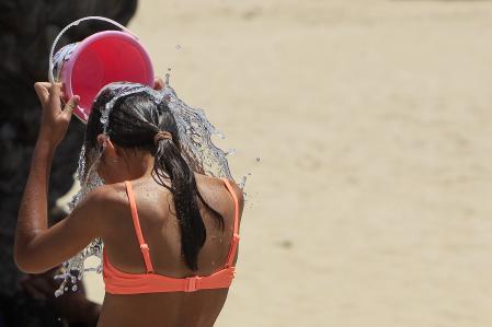 Una joven se refresca en la playa de Alicante&nbsp;