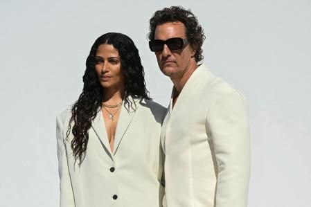 Matthew McConaughey y su mujer Camila Alves posando en un photocall