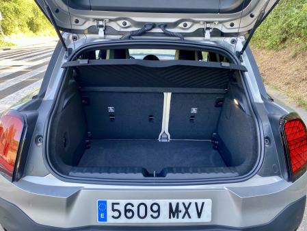 El maletero de 300 litros, que está bien aprovechado, puede crecer hasta los 1.005 litros abatiendo los asientos 