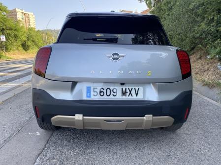 El portón se ensancha para integrar los pilotos traseros con tecnología OLED y el icónico símbolo de la Union Jack 