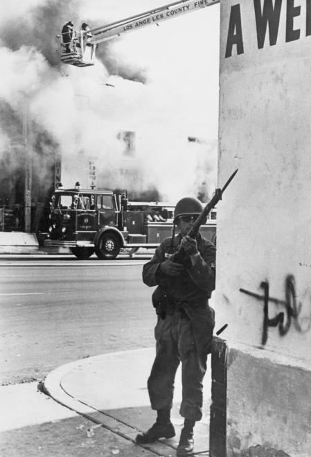 Soldado estadounidense armado durante los disturbios de Watts en Los Ángeles, 1965