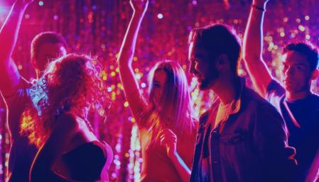 Los jóvenes extranjeros de más de 25 años que viajan a Madrid salen más de una noche.