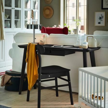 Escritorio negro LISABO de IKEA