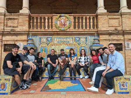 Parte del equipo de The Game Kitchen en la Plaza de España de Sevilla.