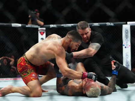 Topuria dio un golpe polémico a Oliveira cuando este ya estaba noqueado en el suelo