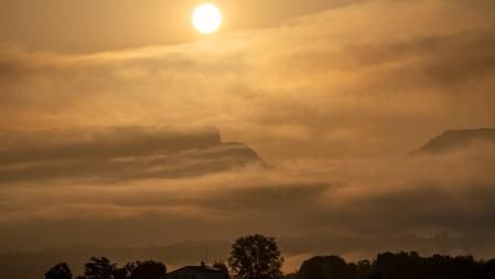 Amanecer veraniego con niebla y sin nubes, en Manlleu.