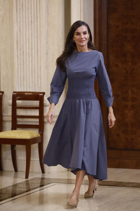 La reina Letizia ha escogido un vestido azul grisaceo de la firma Adolfo Domínguez