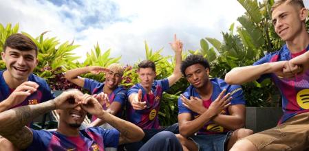 El Barça ha sacado a la luz la camiseta de la próxima temporada con las primeras imágenes oficiales y con un vídeo donde los protagonistas son varios de sus jugadores que mantienen una conversación muy personal. Basada en una combinación de legado e innovación, tradición con futuro, el lema de esta campaña lleva por nombre 'Definimos el mañana', una apuesta por “una narrativa natural, íntima y emocionalmente relevante”.

Lewandowski, Fermín, Pedri, Lamine Yamal, Balde y Raphinha son los protagonistas del anuncio. “Definimos el mañana. Somos un equipo con ganas, con hambre, con mucho que decir y todo por vivir. No venimos a seguir el camino, venimos a marcarlo. Esto es lo que somos: reales, cercanos, sin filtros. Hablamos como sentimos, nos vestimos como somos y jugamos como sabemos. El mañana comienza aquí. Y nosotros lo definimos”.