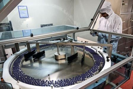 Inspección de unos viales de la vacuna contra la malaria destinados a África, en la sede del Serum Institute de India en Hadapsar, 27 de febrero de 2024