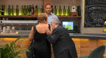 Pablo le da un mordisco a Lola en 'First Dates'