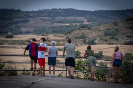 Vecinos de Torrefeta i Florejacs contemplan esta tarde el impacto del fuego
