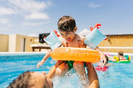 Niños piscina