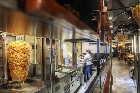 La cocina y la sala del local original, en Creu Coberta, de Mustafa’s Gemüse Kebap