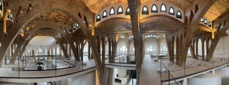 Construcciones que fueron una innovación en su momento, con espacios diáfanos fruto de los arcos parabólicos