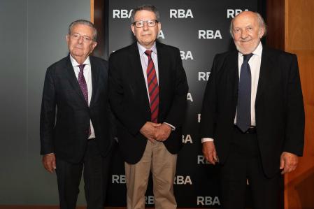 El periodista y escritor Robert D. Kaplan entre Javier Godó, conde de Godó, presidente-editor de ‘Guyana Guardian’ y el presidente de del grupo editorial RBA, Ricardo Rodrigo