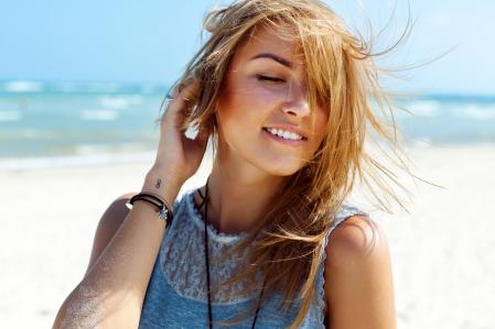 El pelo aclarado es un efecto negativo del sol sobre la melanina.