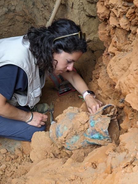 Uno de los jarrones descubiertos en la reciente campaña de excavaciones en Casas de Turuñuelo&nbsp;