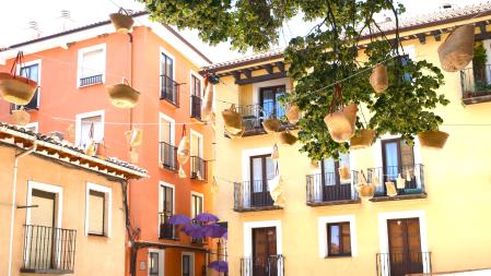 Las calles de Brihuega se engalanan en el mes de julio