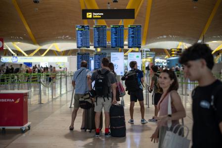 Adolfo Suárez Madrid-Barajas durante la primera operación salida del verano 2025, a 27 de junio de 2025