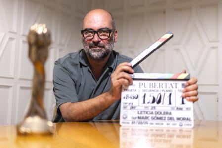 Oriol Maymó con la claqueta de la serie 'Pubertat'